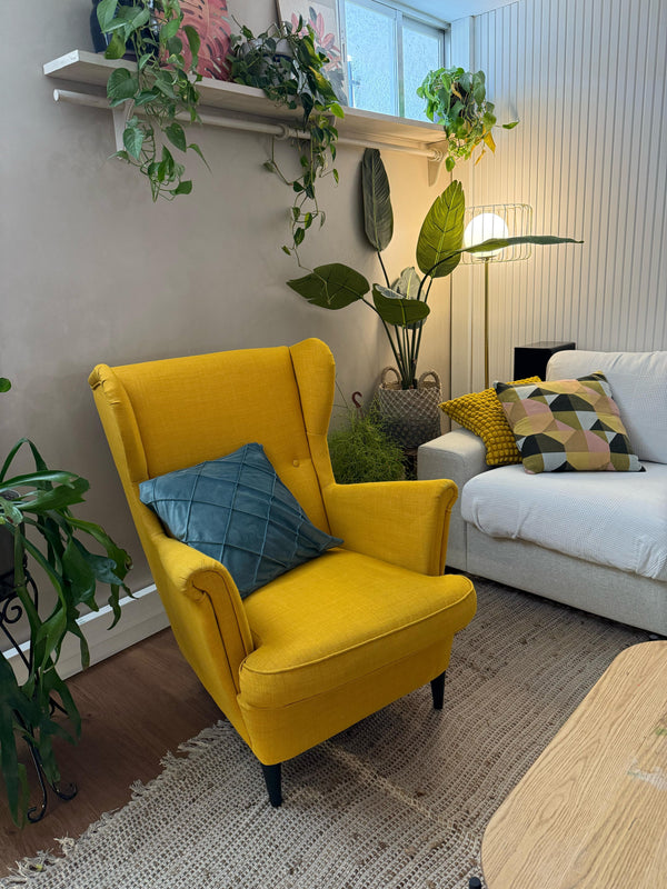 Living room with a ready-to-use microcement wall in the Spike color by Smartcret, decorated by the client Estela Moreno.