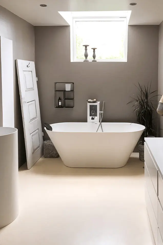 Cuarto de baño con cemento decorativo en paredes y suelos