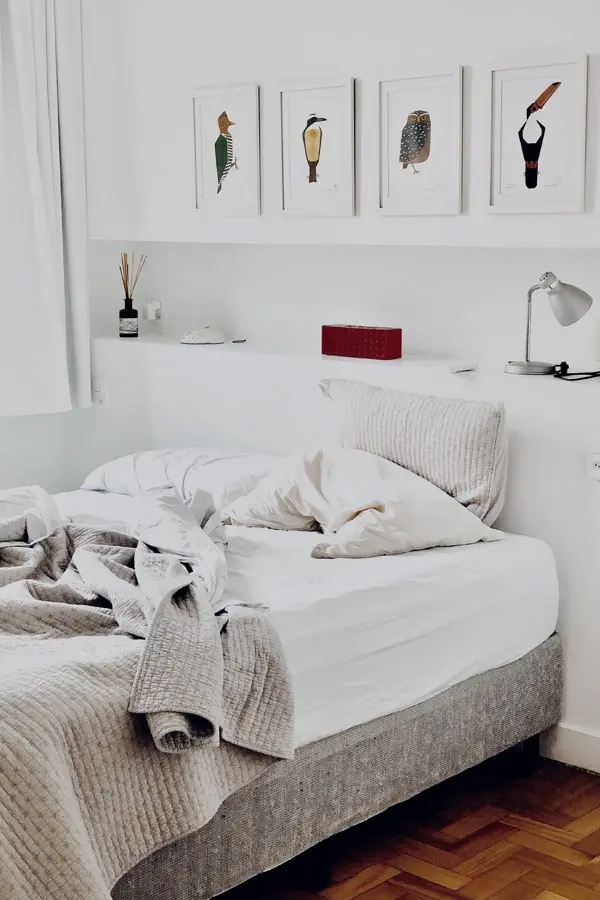 Dormitorio con revestimiento de pared de fibras naturales
