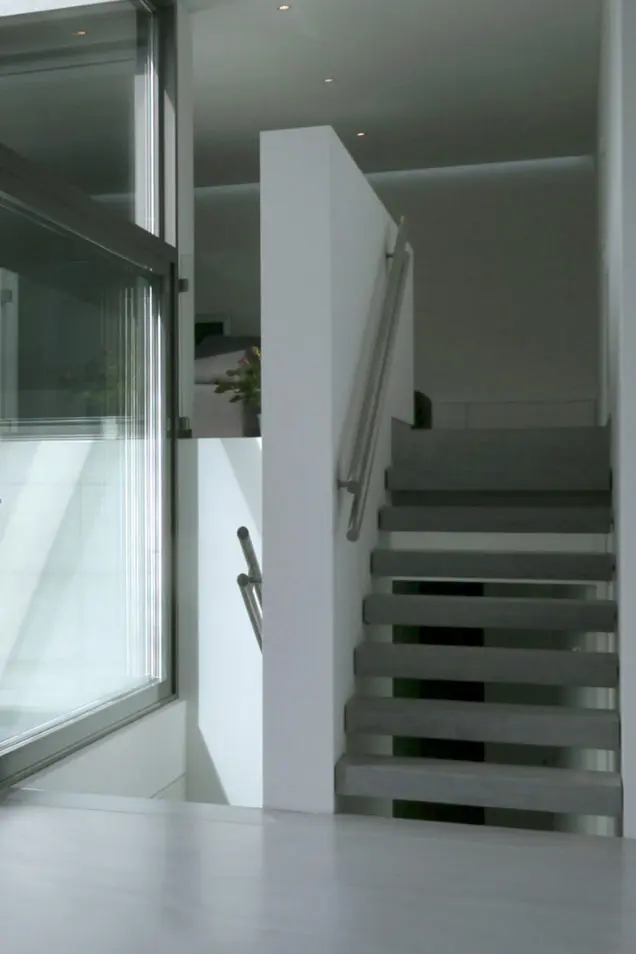 Moderna casa con escaleras de microcemento en color gris