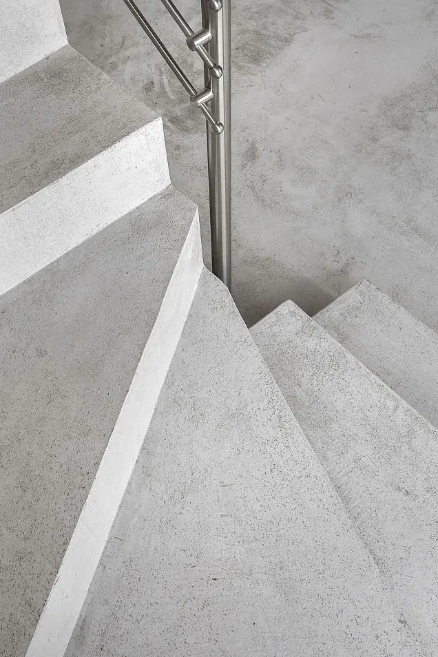 Escalera de microcemento con texturas en color gris