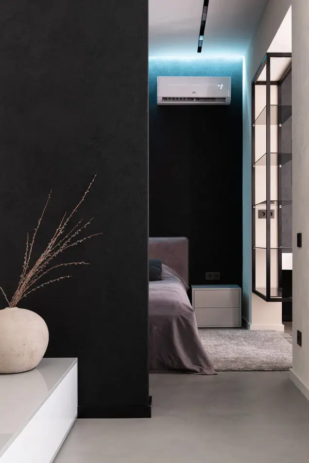 Moderno dormitorio con pequeña pared de estuco veneciano en negro