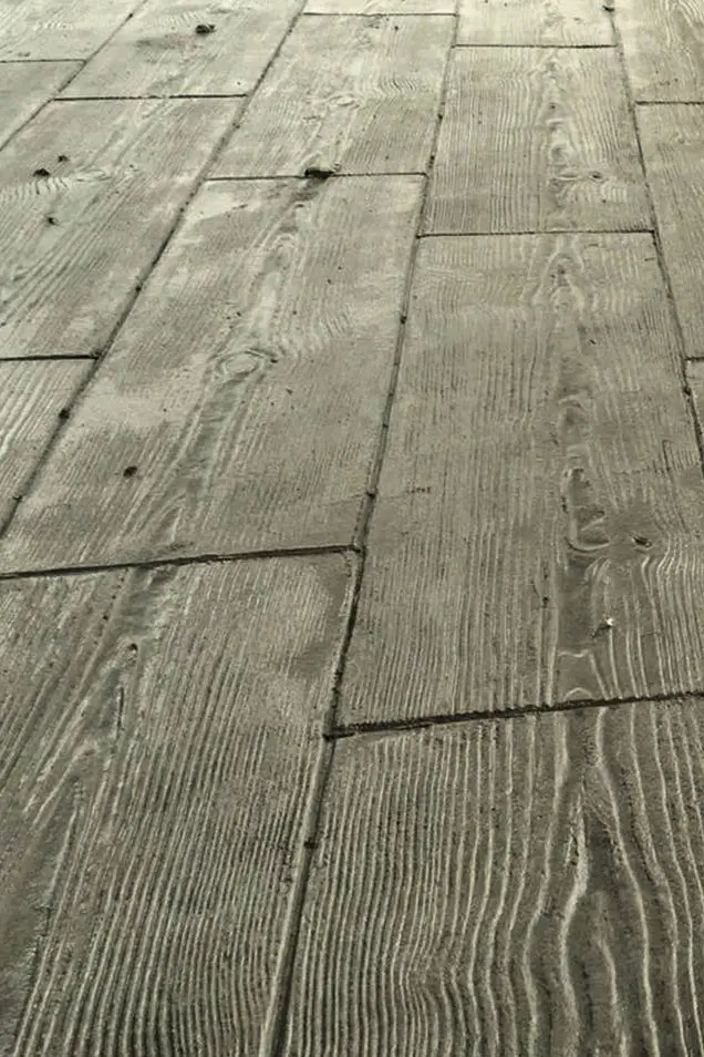 Plano detalle de pavimento de hormigón impreso madera en color grisáceo