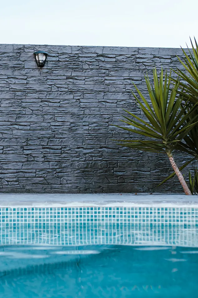 Hormigón impreso en la pared de una piscina muy moderna.