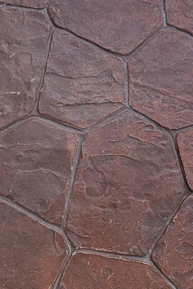 Hormigón impreso vertical de color marrón y con forma de piedra