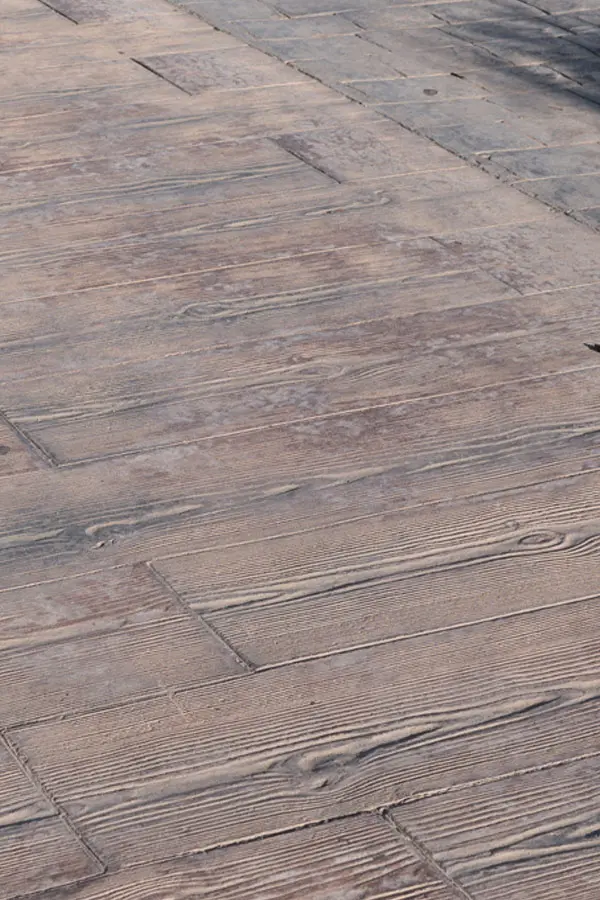 Hormigón impreso imitación madera en pavimento exterior