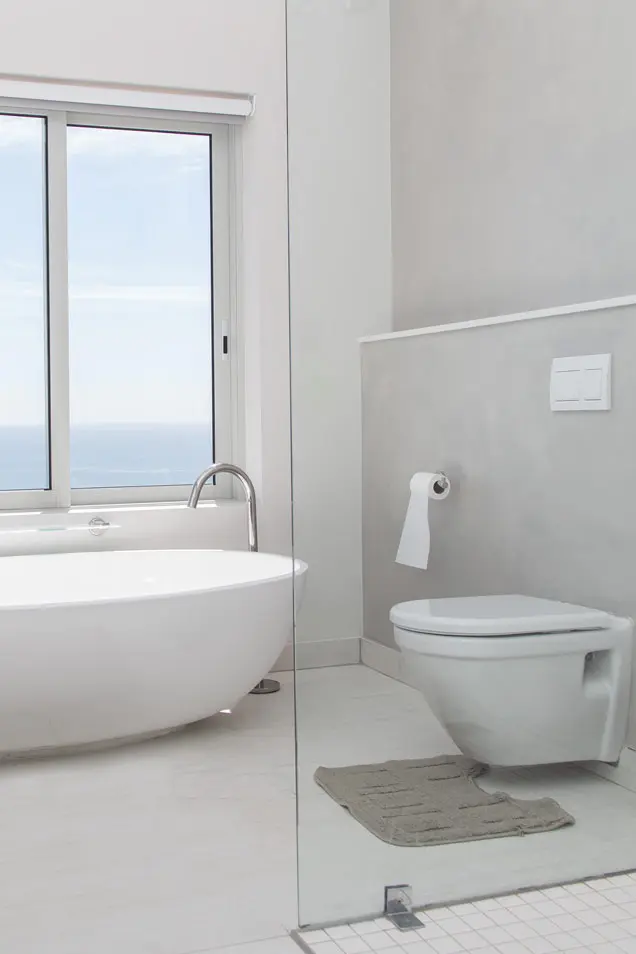 Microcemento en baño con paredes y suelo de color gris