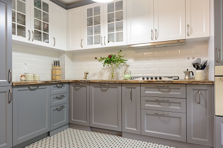 Cocina con azulejos pintados de blanco