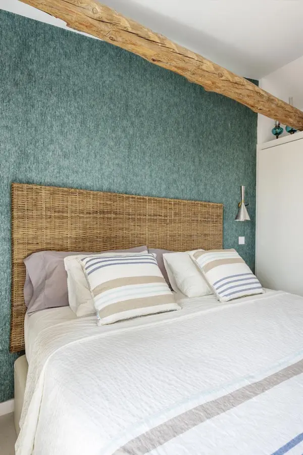 Dormitorio con revestimiento de pared de fibras naturales