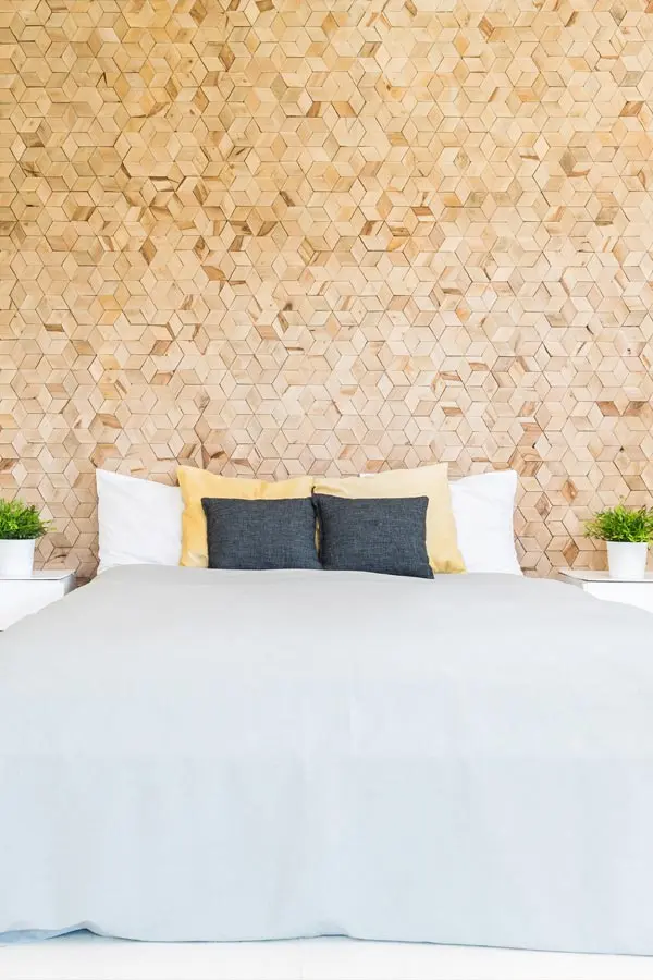 Dormitorio con revestimiento de pared en papel pintado