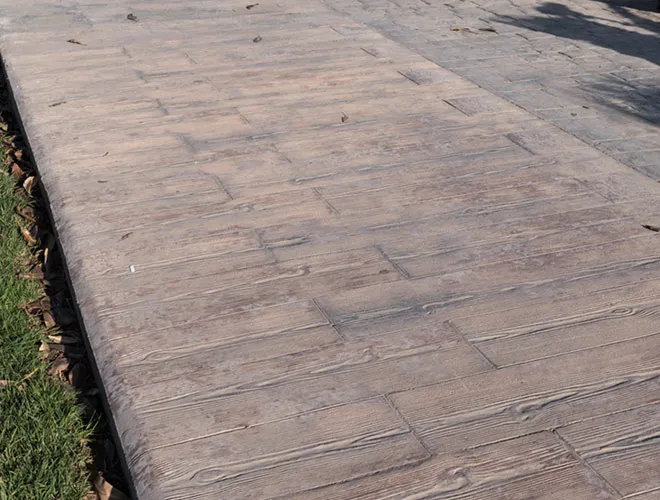 Pavimento exterior de hormigón impreso imitación madera