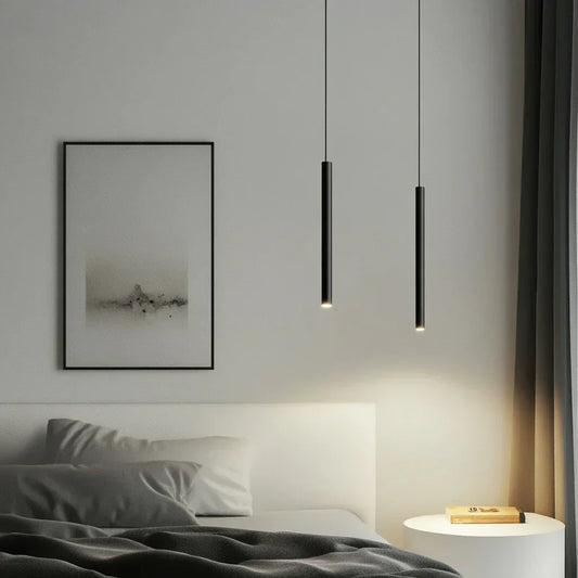 Dormitorio de matrimonio con diseño moderno y limpio.