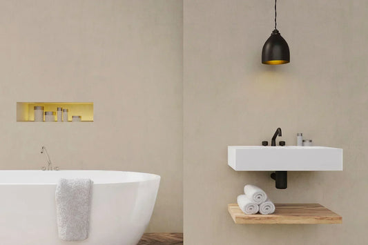 Baño minimalista con paredes de microcemento beige y bañera exenta.