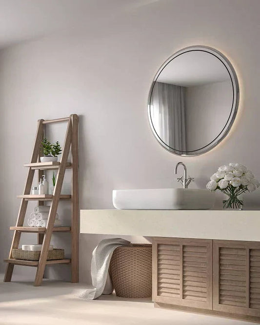 Baño de microcemento en colores claros y neutros, con muebles de madera de estilo natural.