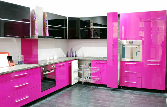 Cocina moderna con muebles pintados en color rosa brillante y acabados lacados.