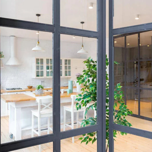 Cocina pequeña con tabique de cristal decorativo que separa ambientes sin perder luz ni amplitud.