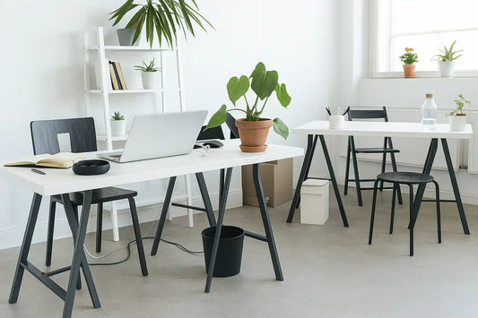 Oficina en casa luminosa con dos escritorios, plantas decorativas y mobiliario de estilo minimalista.