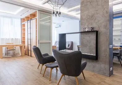 Pared decorativa de estuco veneciano en salón de estilo contemporáneo.