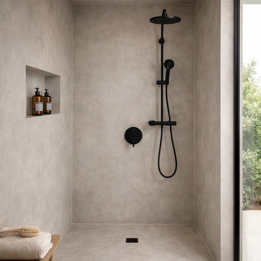 Ducha con microcemento impermeable aplicado sin juntas