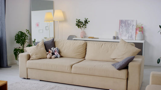 Salón moderno con paredes renovadas en pintura plástica de interior y decoración luminosa