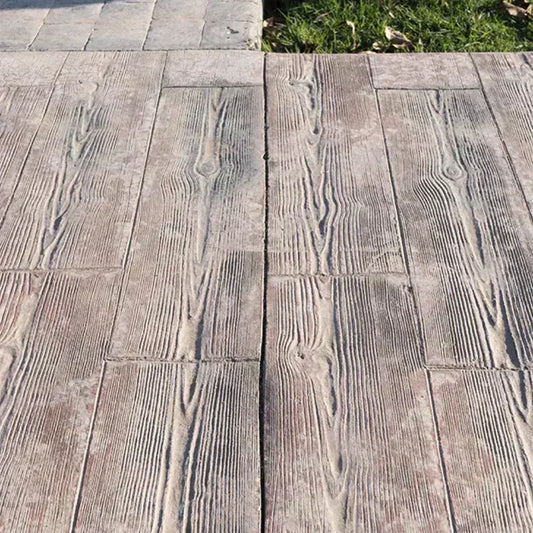 Pavimento exterior con hormigón impreso imitación madera.