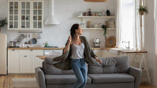 Cocina reformada sin obras, luminosa e integrada con el salón, decorada en tonos claros.