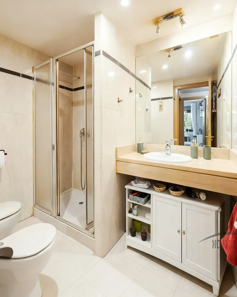 Ignacio Barahona’s bathroom, before