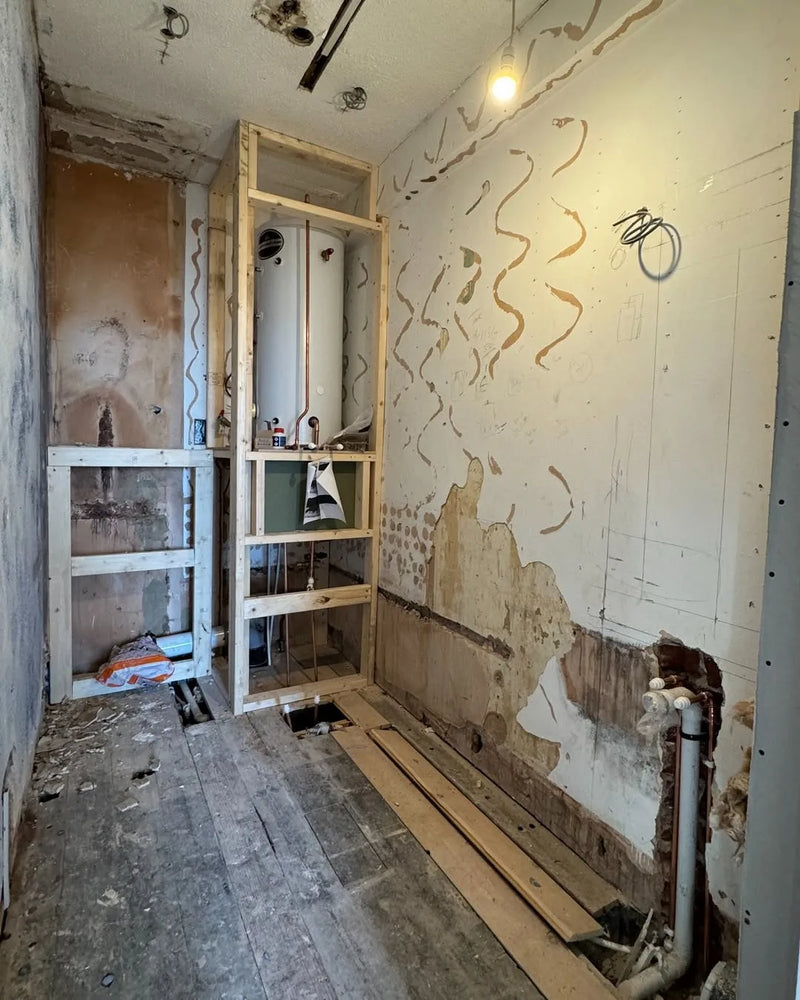 The bathroom of @jade.doutch: microcement walls, before