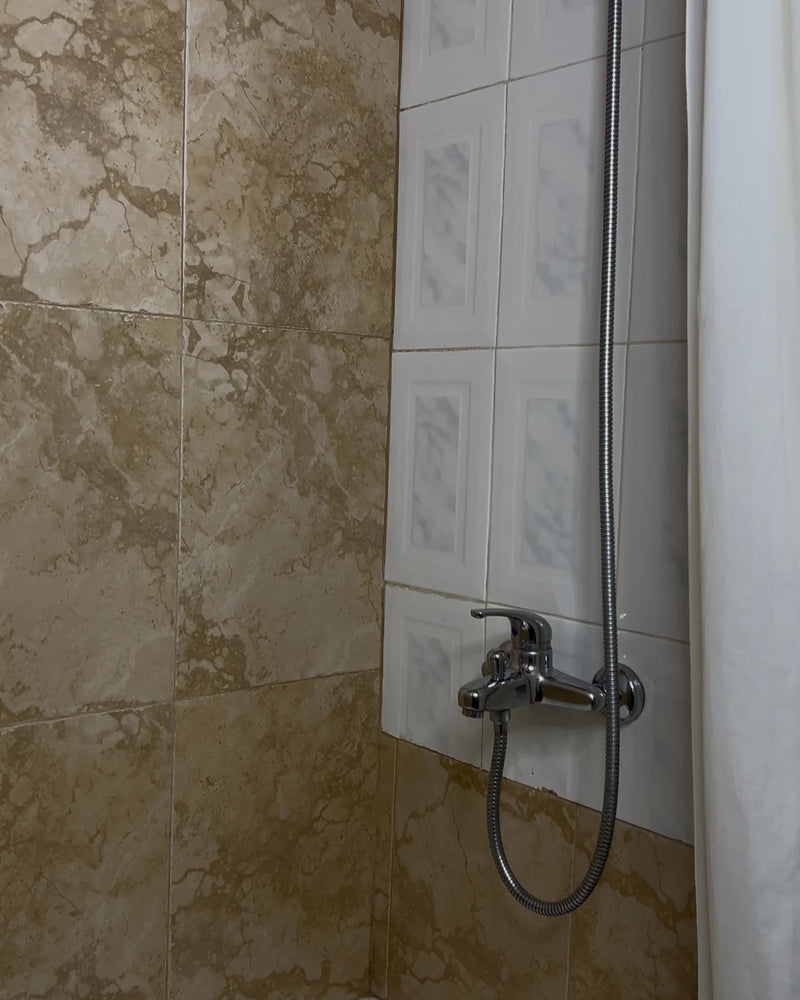 Die Dusche von @withbrushandpaper: Wände in Blanco, vorher