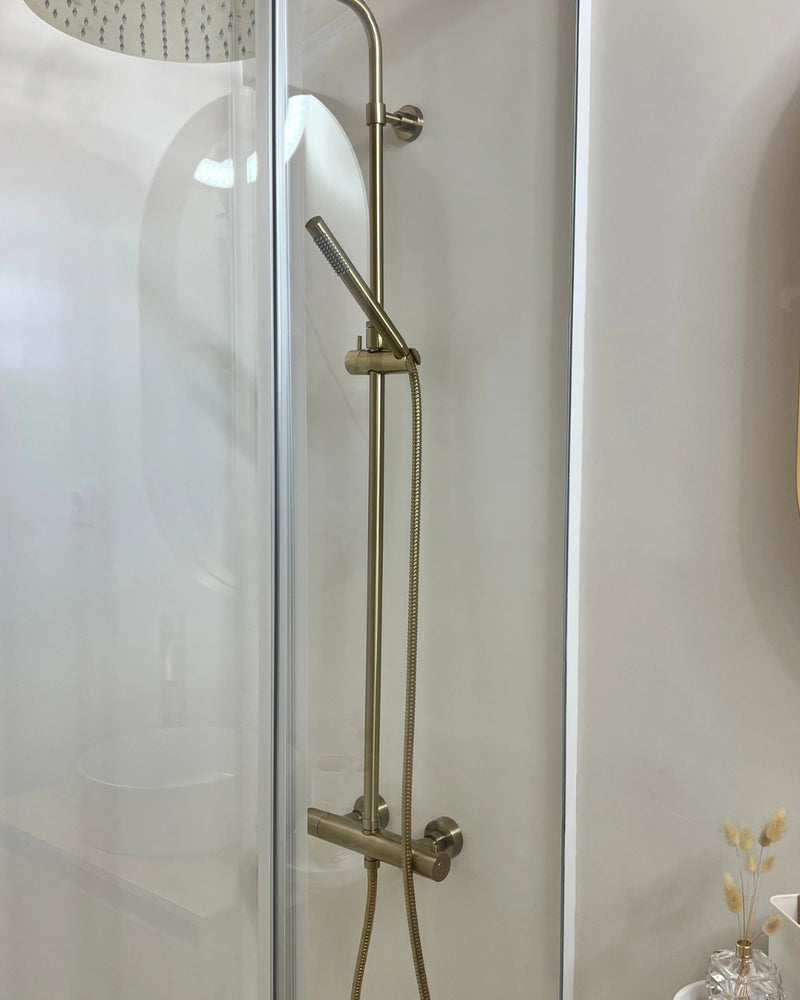 Die Dusche von @withbrushandpaper: Wände in Blanco, nachher
