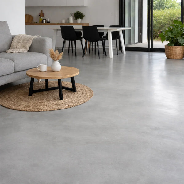 Mujer sosteniendo un cubo de Smart Base, producto incluido en algunos de los kits de microcemento Smartcret.