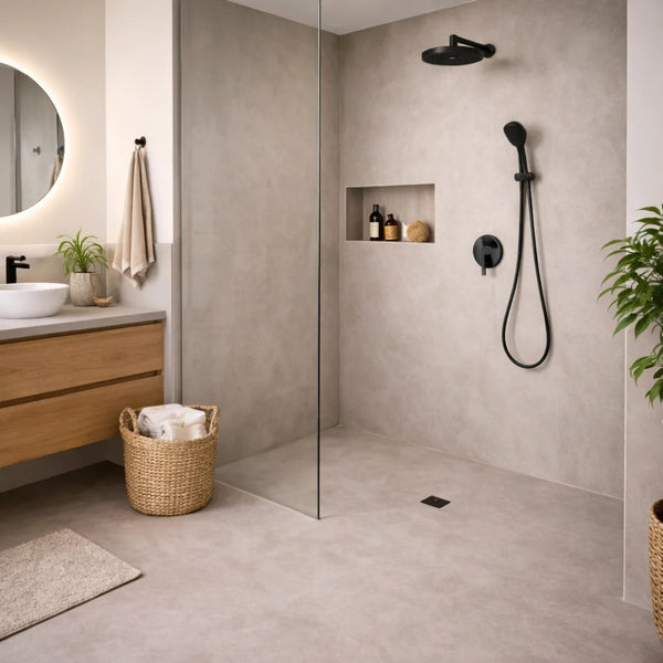 Baño con paredes tipo azulejo en acabado microcemento beige sin juntas en zona de ducha moderna.
