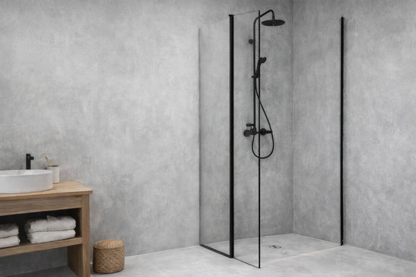 Mujer sosteniendo un cubo de Smart Base, producto incluido en algunos de los kits de microcemento Smartcret.