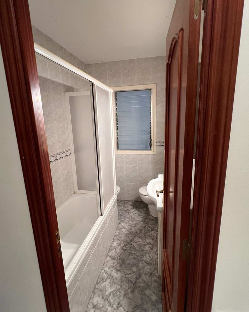 Marta’s bathroom in Barcelona: 3.9 m² over tiles, step by step, before