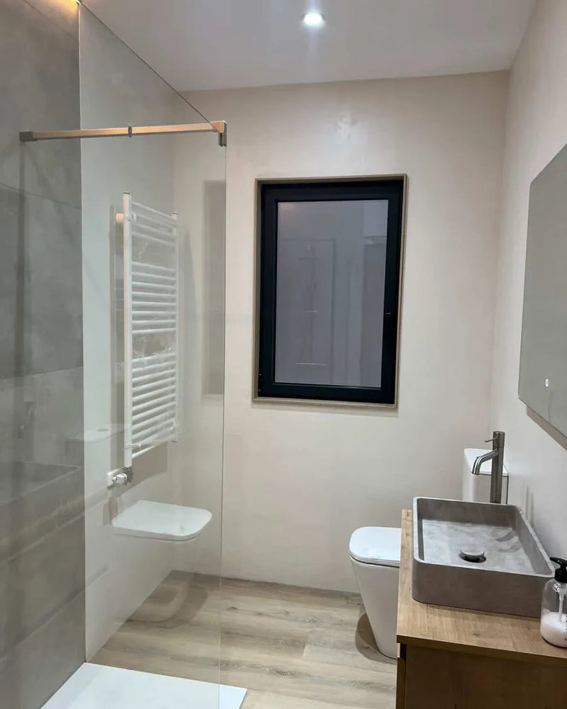 Marta’s bathroom in Barcelona: 3.9 m² over tiles, step by step, after