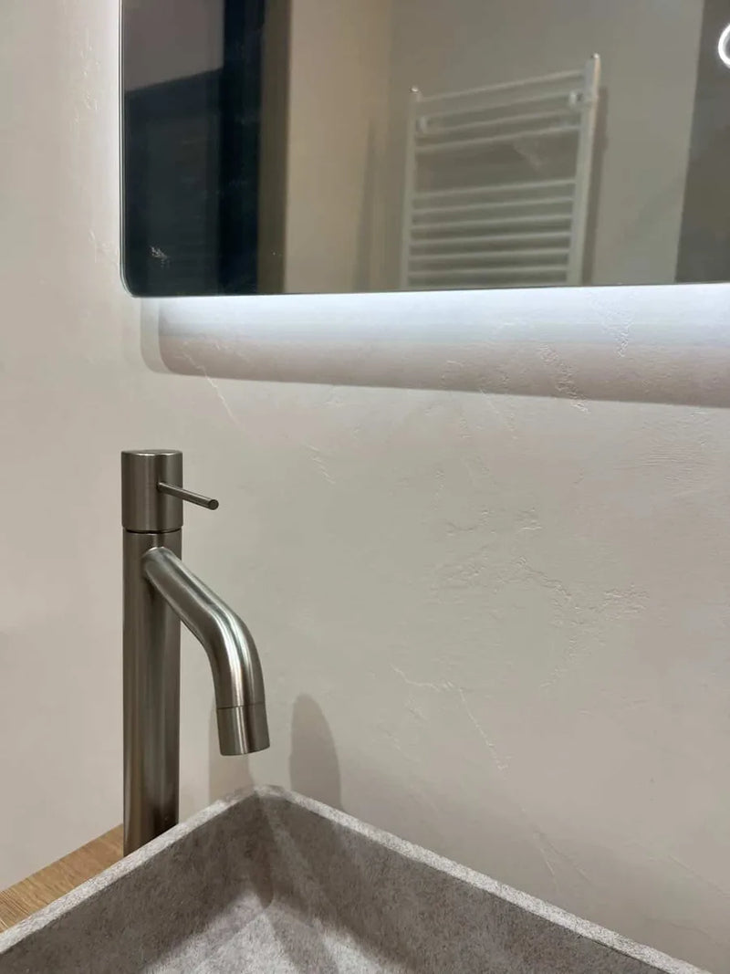 Marta’s bathroom in Barcelona: 3.9 m² over tiles, step by step, see detail