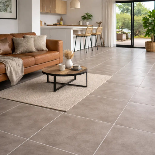 Mujer sosteniendo un cubo de Smart Base, producto incluido en algunos de los kits de microcemento Smartcret.