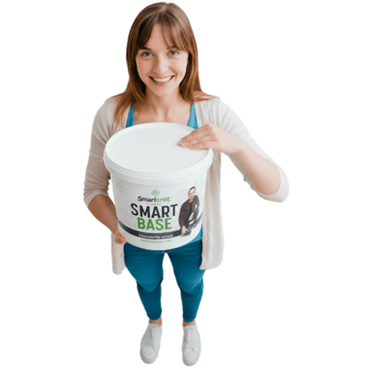 Frau, die einen Eimer Smart Base hält – ein Produkt, das in einigen Smartcret-Mikrozement-Kits enthalten ist.