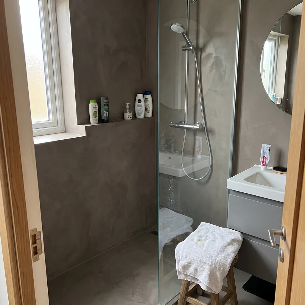 Douche en béton ciré dans une salle de bains contemporaine, kit Smartcret pour salle de bains