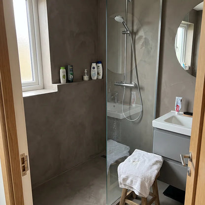 Douche en béton ciré dans une salle de bains contemporaine, kit Smartcret pour salle de bains