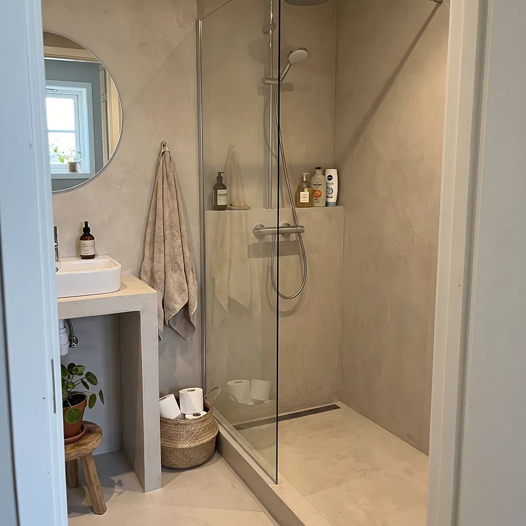 Petite salle de bains avec douche en béton ciré, kit Smartcret pour salle de bains