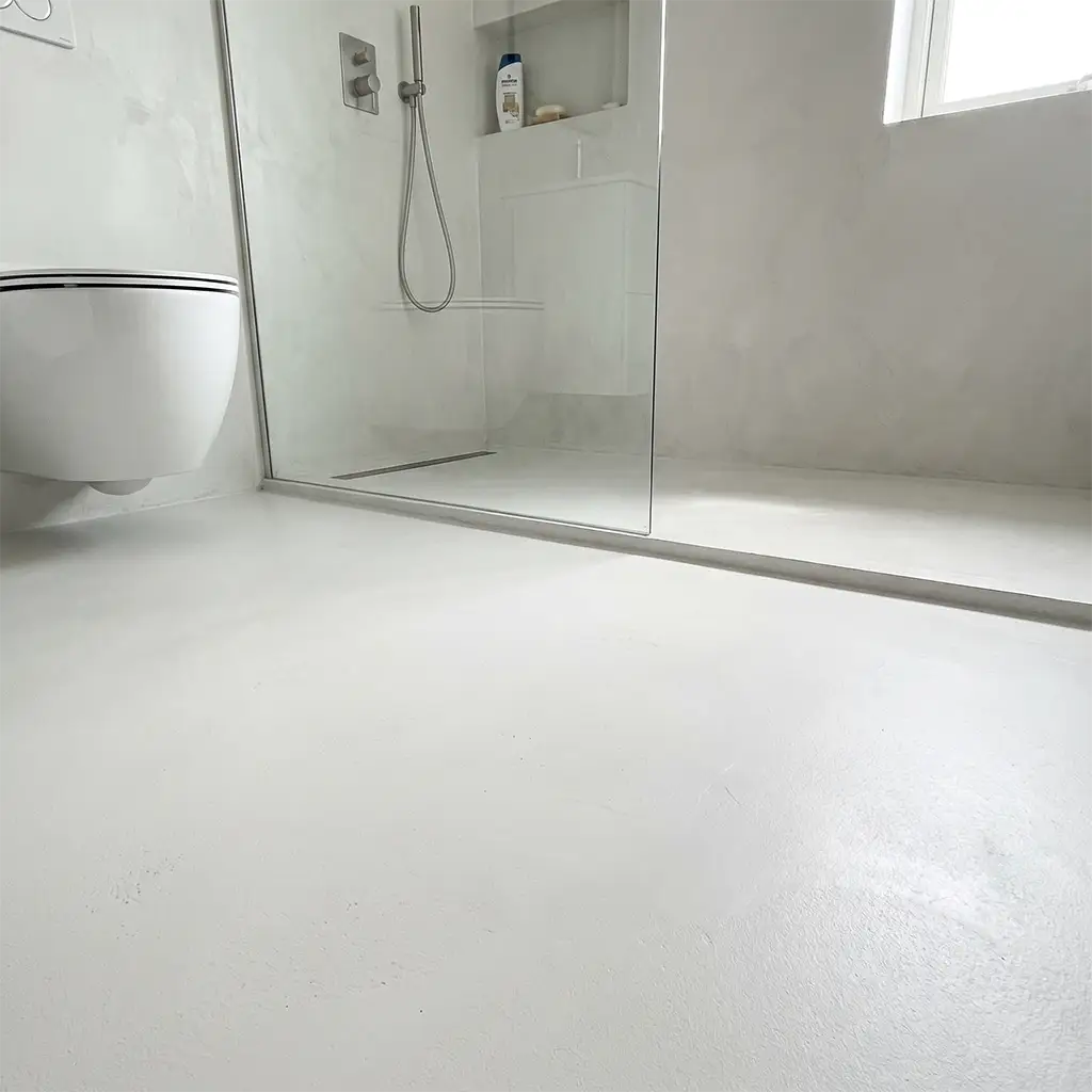 Ducha de microcemento en color Blanco, kit Smartcret para baño