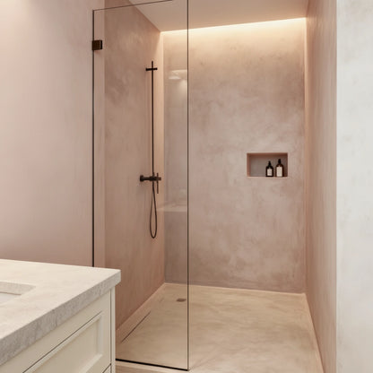 Baño acogedor de estilo suave con ducha abierta con microcemento color Blush en paredes y plato.