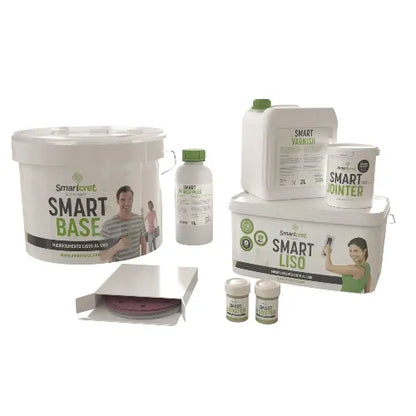 Envases de tapajuntas, imprimación, microcementos, barniz y lijas que forman parte del kit de microcemento Smartcret para encimeras con juntas de hasta 8 metros cuadrados.