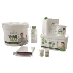 Envases de tapajuntas, imprimación, microcementos, barniz y lijas que forman parte del kit de microcemento Smartcret para encimeras con juntas de hasta 8 metros cuadrados.