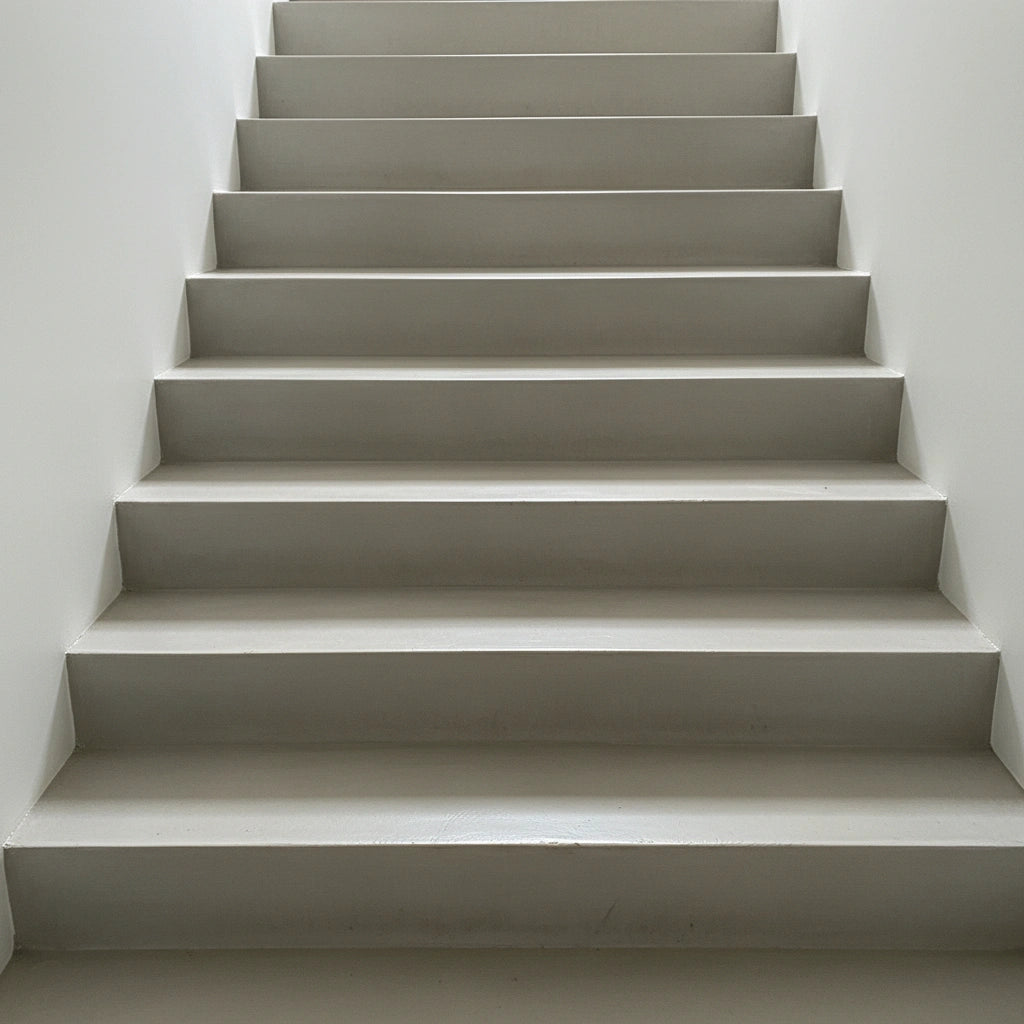 Escalera de microcemento color Liquen en un espacio minimalista.