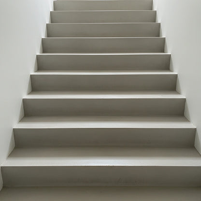 Escalera de microcemento color Liquen en un espacio minimalista.