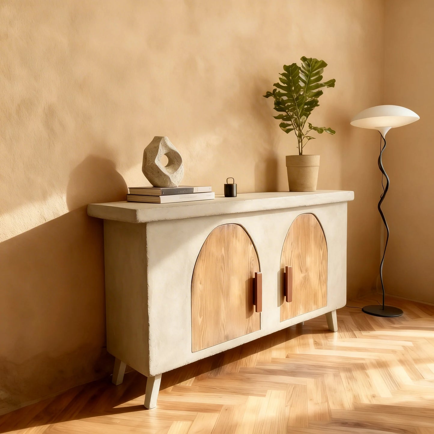 Aparador de microcemento color Bone con puertas de madera arqueadas y tiradores verticales que combinan con el suelo de parquet en espiga del salón.