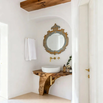 Baño con paredes de microcemento color Blanco con encimera de madera tallada, lavabo redondo y espejo decorativo bajo una viga vista.