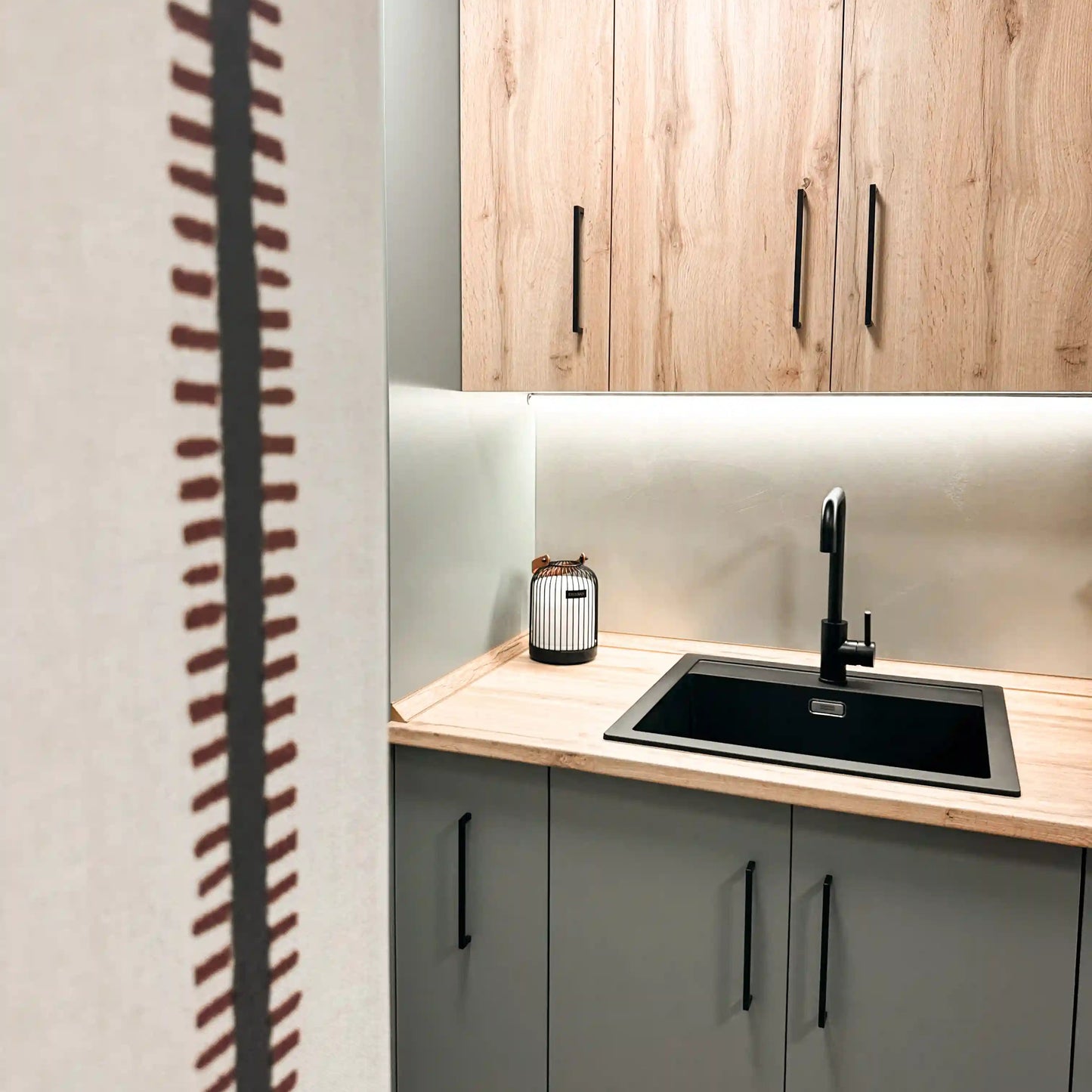 Salpicadero de cocina revestido con microcemento Smartcret color Porcelain.